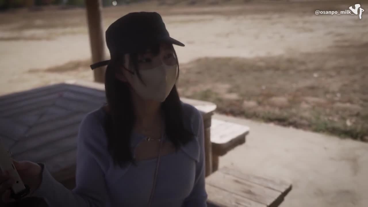 不穿胸罩在公园使用玩具自慰，同时担心别人的注意 Osanpo