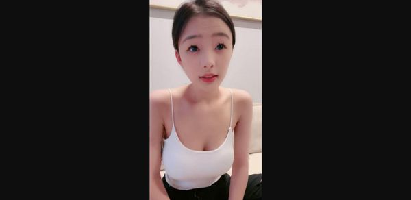 F罩杯八字巨乳女神，吊帶小背心，大奶呼之欲出，換上睡衣揉奶摸穴，粉嫩大乳暈