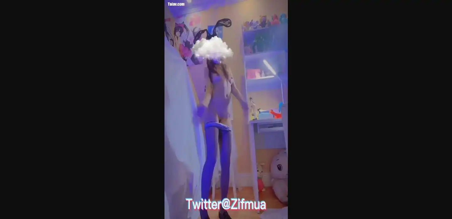 制服女孩脱衣舞 小狐狸