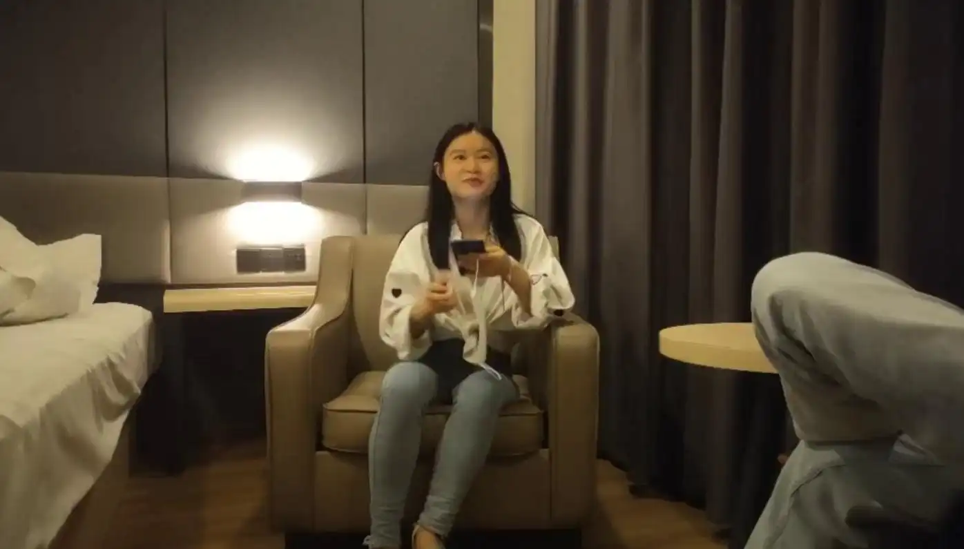 【熟女探花】甜美嫩妹 上来直接开操上位骑乘，抬起双腿抽插猛操，翘起屁股后入撞击