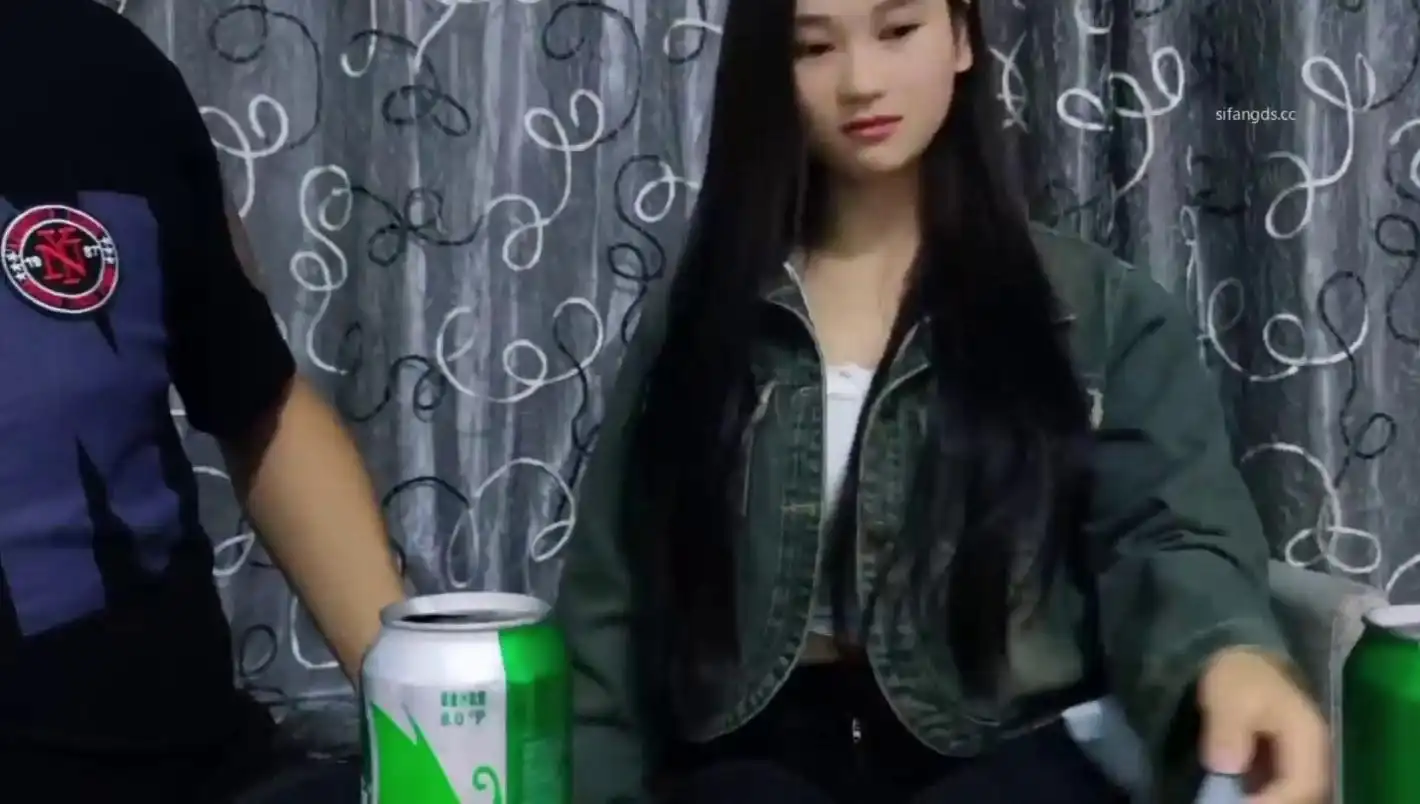 中年大叔酒店重金约炮刚下海的美女白领 酒足饭饱各种姿势爆操她的大肥鲍鱼