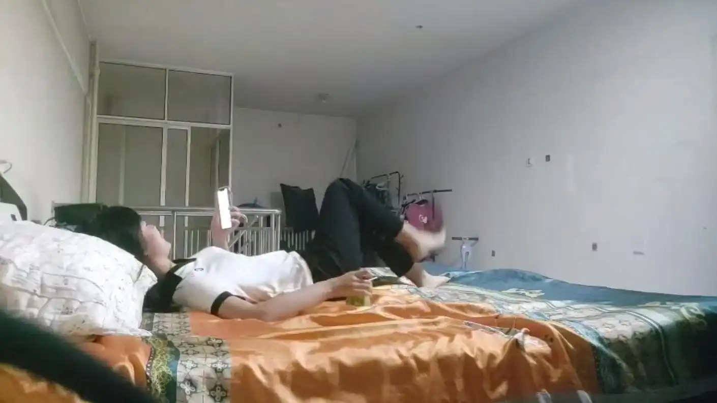 【大内密探探花】懵懂少年偷拍18岁女友，极品娇嫩胴体，一直疲软无怨无悔吹硬插入