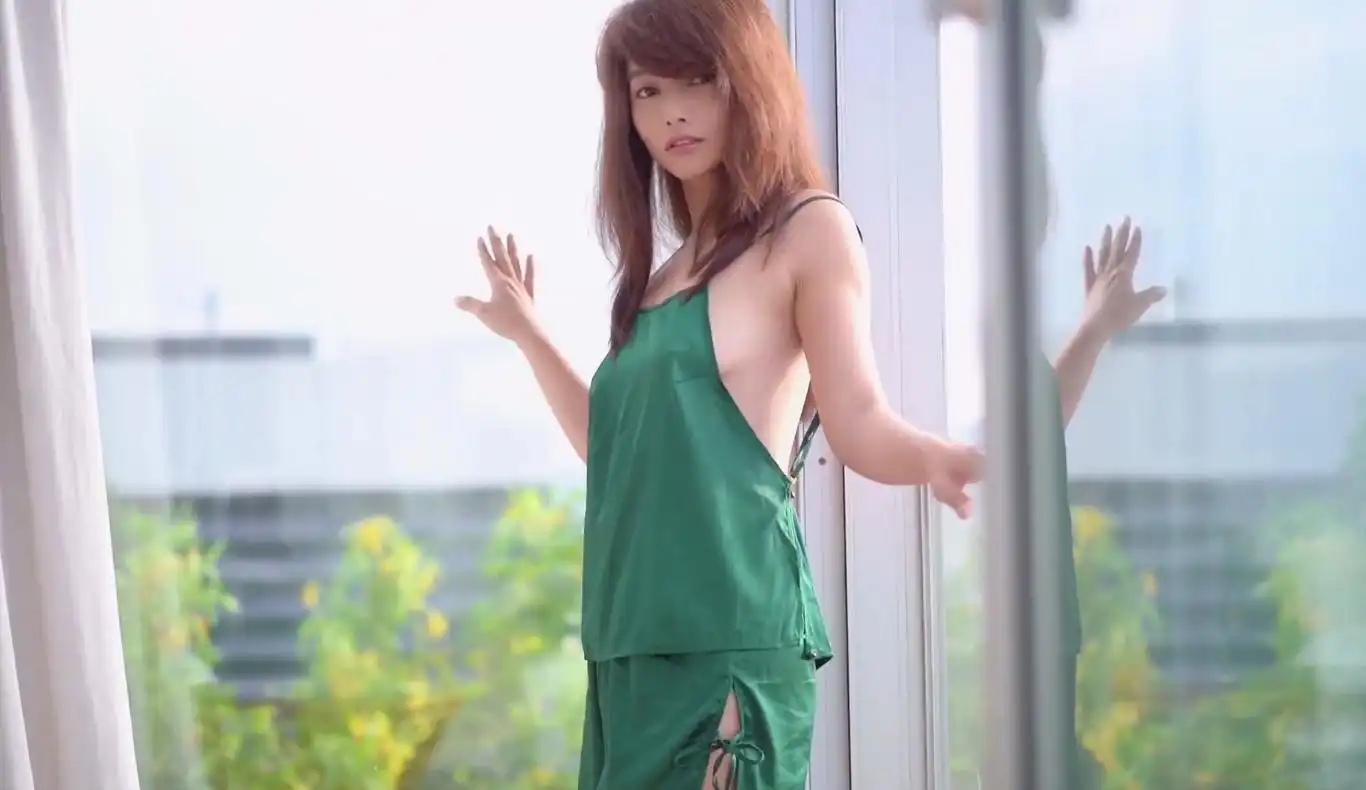在家发骚疯狂自慰，大黑牛震骚逼，一脸淫骚，浑身颤抖喷水 – Jasmine J