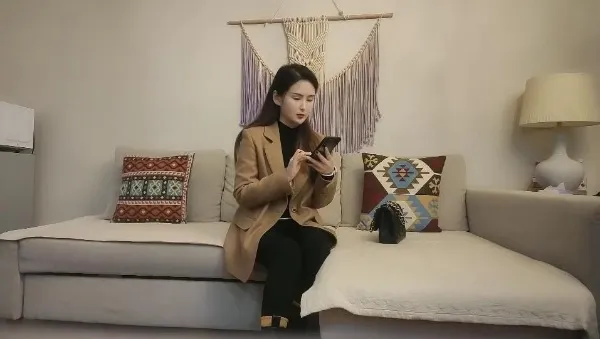 【一屌探花】模特兼职外围 沙发调情聊天舌吻，抠穴口交娇喘不断，香艳刺激