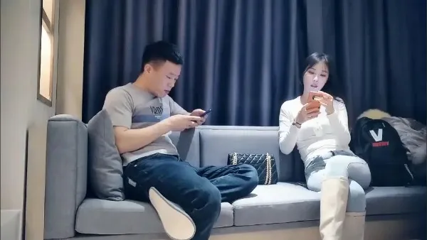 【七天高端外围】极品影视学院毕业生 高颜值好身材牛仔裤大奶妹，舔奶特写口交抬腿侧入摸奶后入抽插猛操。